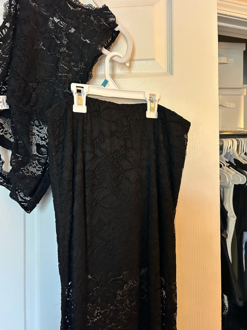 Black Floral Lace Sleeveless Top and Skirt Set - Picture 3 of 4